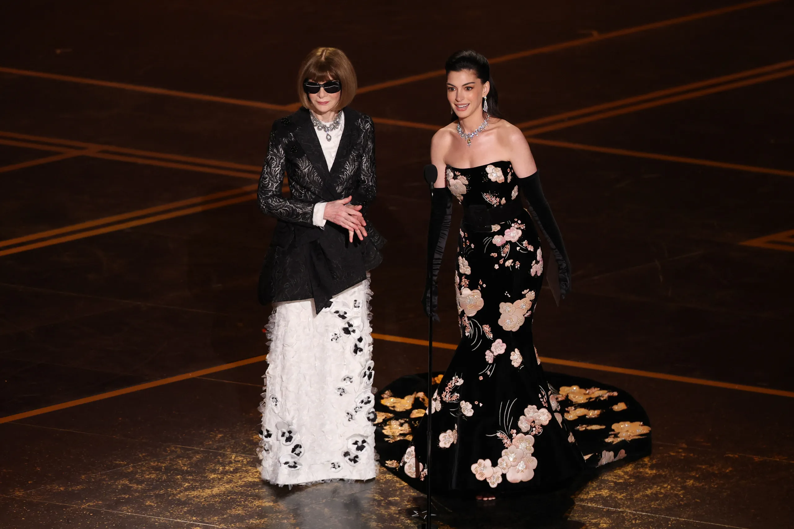 Anne Hathaway and Anna Wintour Just Gave the Oscars Its Best Moment and It Was Very Devil Wears Prada